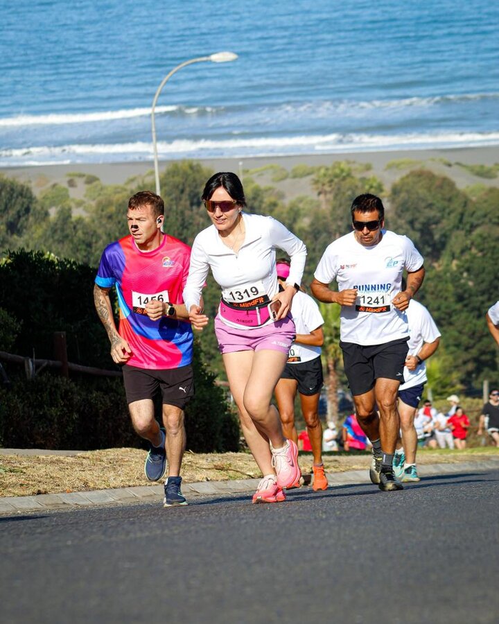 Camila Aguayo corriendo en carrera atletica en Santo Domingo Chile - nutricionista y coach fitness